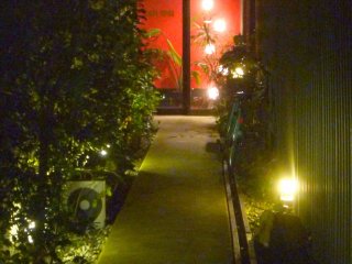 The narrow alley that leads to the cafe. &nbsp;The cafe is open from 12:00&nbsp;to 21:00 (last order).