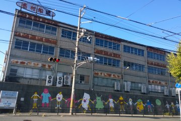 <p>เก๋ๆ กันตั้งแต่ทางเข้า ซึ่งงาน SUMINOE ART BEAT นั้นจะจัดขึ้นที่ Creative Center Osaka บริเวณ Namura Dock Co., Ltd. ซึ่งเป็นการนำท่าเรือเก่าและตึกยุคก่อนมาทำเป็น Art Space เก๋ๆ&nbsp;</p>