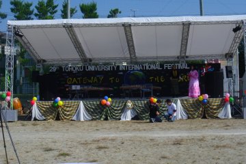 <p>In 2014, the 29th Tohoku University International Festival was held at Sanjo Junior High School. In the stage area you can see performances and a fashion show.</p>