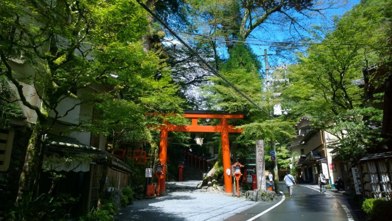 <p>โทริอิสีส้มขนาดใหญ่ท่ามกลางป่าไม้ที่ร่มรื่นซึ่งตั้งอยู่บริเวณทางขึ้นศาลเจ้าคิบุเนะ (Kibune Shrine) เป็นสัญลักษณ์ของหมู่บ้านกลางหุบเขาที่รู้จักกันเป็นอย่างดี&nbsp;</p>
