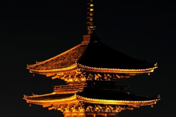 <p>One of the landmarks of Kyoto, &#39;Yasaka Pagoda&#39;, looming in the dark in a golden hue</p>