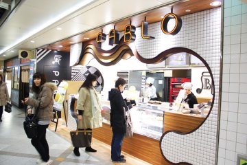 <p>ร้าน PABLO สาขาต้นตำรับดั้งเดิมที่อยู่บริเวณห้าง&nbsp;Whity (うめだ) บริเวณทางเดินเชื่อมใต้ดินย่านอุเมดะ (Umeda) ซึ่งสาขานี้เปิดบริการมาตั้งแต่เดือนกันยายน ค.ศ.2011</p>