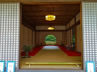 Jendela bundar besar yang terlihat saat berdiri di taman kering. Dengan tambahan 300 yen, kamu dapat menikmati secangkir teh di dalam untuk sebuah pemandangan jarak dekat.
