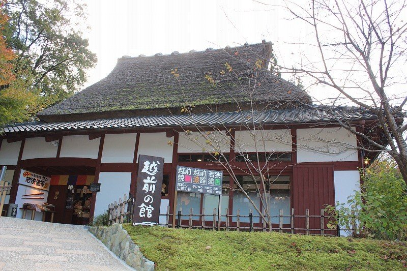 후쿠이현 이케다마치 신보의 사토우씨 집을 이축해 쌓아올림. 띠로 지붕을 잇는 히라야로, 에도 말기의 1850년경 건축
