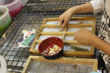 일본 종이를 뜬 체험중. 누름 잎틀을 만들고 있다