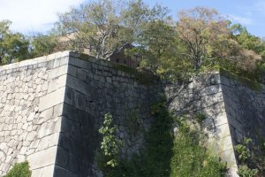 กำแพงหินที่สูงชันมากเป็นปราการสำคัญที่ไว้คอยปกป้องปราสาทโอซาก้า ซึ่งก่อนจะถึงกำแพงนั้นก็มีคูน้ำล้อมรอบ เป็นปราการอันแข็งแกร่งและวางแผนเพื่อป้องการการบุกรุกได้อย่างดีเยี่ยม
