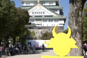 ปราสาทโอซาก้า ( 大阪城) กับโลโก้น่ารักๆ ที่ใช้ประชาสัมพันธ์ซึ่งแผลงมาจากชื่อปราสาท (ภาษาญี่ปุ่น) นั่นเอง