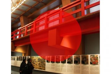 <p>ภายในปราสาทโอซาก้ามีการจัดแสดงนิทรรศการเกี่ยวกับประวัติศาสตร์เมืองโอซาก้าได้อย่างทันสมัยน่าสนใจ</p>