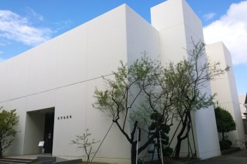 <p>อาคารสีขาวสองชั้นอันเรียบง่ายแต่ทรงพลังนี้ก็คือ&nbsp;Ezaki Glico Memorail Hall (江崎記念館) นั่นเอง</p>