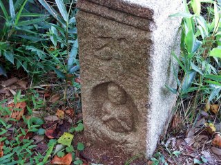 道端の石柱に彫り込まれた小さな観音様