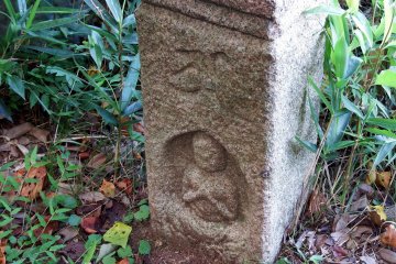 <p>Маленький Будда выгравирован на каменном столбе</p>