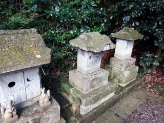 Small stone shrines lined up beside Nishinomiya Ebisu Shrine