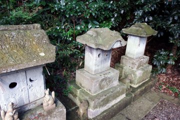 Small stone shrines lined up beside Nishinomiya Ebisu Shrine