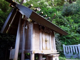 Small building of Nishinomiya Ebisu Shrine on the premises of Kurotatsu Shrine