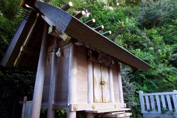 <p>Небольшое строение кумирни Нисиномия Эбису неподалеку от святилища Куротацу</p>