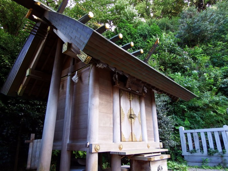 <p>Небольшое строение кумирни Нисиномия Эбису неподалеку от святилища Куротацу</p>