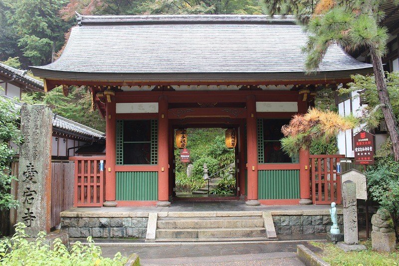 江戸中期建立の仁王門。内部の仁王像は鎌倉時代に作られ、京都市文化財に指定されている