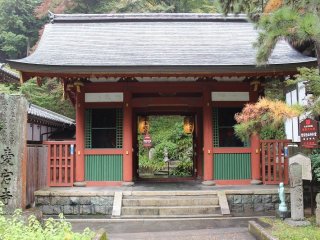 江戸中期建立の仁王門。内部の仁王像は鎌倉時代に作られ、京都市文化財に指定されている