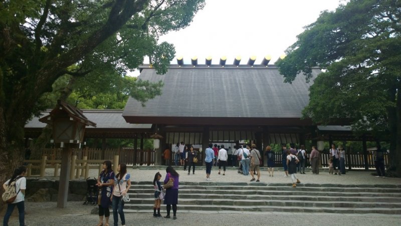 <p>ศาลเจ้าอัตสึตะ (熱田神宮 / Atsuta Shrine) แห่งเมืองนาโกย่า ถือเป็นศาลเจ้าอันศักดิ์สิทธิ์ที่น่าเคารพนับถือเป็นอันดับที่สองของศาสนาชินโตซึ่งรองจากศาลเจ้าใหญ่แห่งอิเสะ (伊勢神宮 / The Grand Shrine of Ise) แต่ละวันนั้นจะมีคนแวะมาสักการะขอพรมากมาย</p>