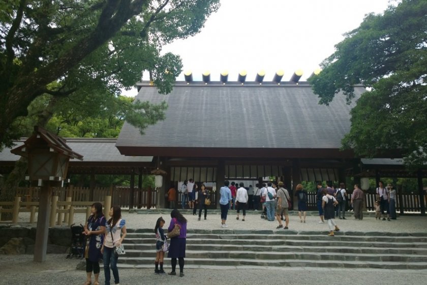 ศาลเจ้าอัตสึตะ (熱田神宮 / Atsuta Shrine) แห่งเมืองนาโกย่า ถือเป็นศาลเจ้าอันศักดิ์สิทธิ์ที่น่าเคารพนับถือเป็นอันดับที่สองของศาสนาชินโตซึ่งรองจากศาลเจ้าใหญ่แห่งอิเสะ (伊勢神宮 / The Grand Shrine of Ise) แต่ละวันนั้นจะมีคนแวะมาสักการะขอพรมากมาย