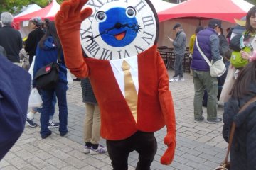 <p>It&#39;s not a festival without mascots! The Vlandome shopping arcade&#39;s mascot looks cheerful.</p>
