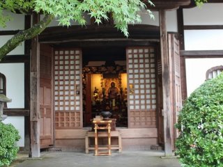 Sảnh chính được xây dựng vào năm 1712 và khôi phục bởi vị mục sư tên là Jyakudo