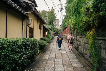 <p>Girls in kimono walking down Ishibe Alley.</p>