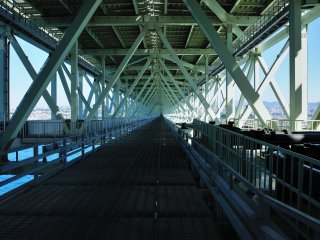 Truss-structured bridge beams. The pathway is 47 meters high from the sea surface. Since it has a grating floor, you can see the water surface through it.