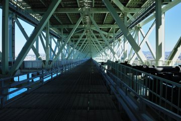 <p>Truss-structured bridge beams. The pathway is 47 meters high from the sea surface. Since it has a grating floor, you can see the water surface through it.</p>