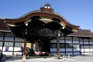 Shinmikurumayose ทางเข้านี้ถูกสร้างขึ้นใหม่ภายหลังให้เป็นทางเข้าสำหรับรถพระที่นั่งที่จะมาจอดบริเวณนี้เพื่อเข้าสู่ตัวพระราชวังชั้นใน โถงทางเข้าที่งดงามอลังการนี้ถูกสร้างขึ้นในพระราชพิธีราชาภิเษกในการขึ้นครองราชย์ของพระจักรพรรดิ์ไทโช (Emperor Taisho) ในปี ค.ศ.1915&nbsp;