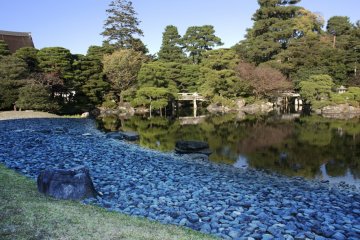 <p>สวน Oikeniwa Garden ซึ่งเป็นสวนริมบ่อน้ำทางทิศตะวันออกของพระราชวังเกียวโตชั้นใน ซึ่งสวนนี้มีความงดงามตามแบบสวนญี่ปุ่น และเป็นสวนที่มีชื่อเสียงมากทีเดียว</p>