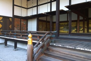 <p>ตำหนัก Omima ซึ่งงดงามด้วยภาพวาดบนประตูเลื่อนบานไม้แบบโบราณ Sei-Oh-Bo ซึ่งเป็นตำนานหนึ่งของญี่ปุ่น</p>