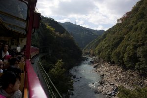 รถไฟสายโรแมนติก&nbsp;Sagano Romantic Train กำลังวิ่งตามไล่เขาลัดเลาะไปตามหุบเขาและลำน้ำโฮะซึ (Hozugawa River) ซึ่งวิวทิวทัศน์ที่เห็นผ่านรถไฟนั้นงดงามมากตลอดเส้นทาง