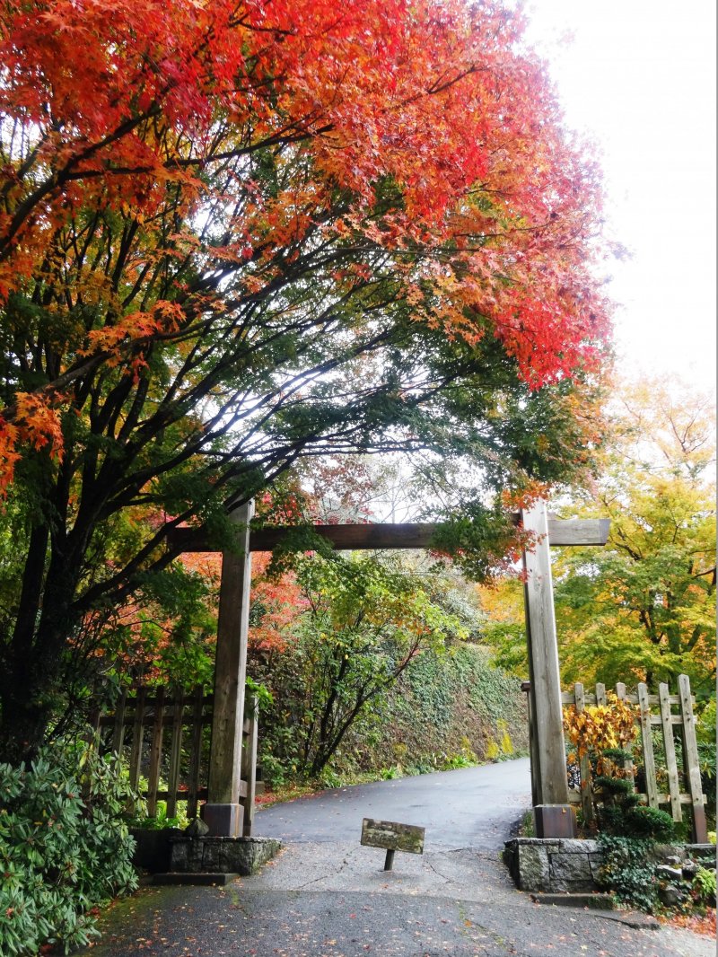 <p>The entrance gate to Heike no Sato</p>
