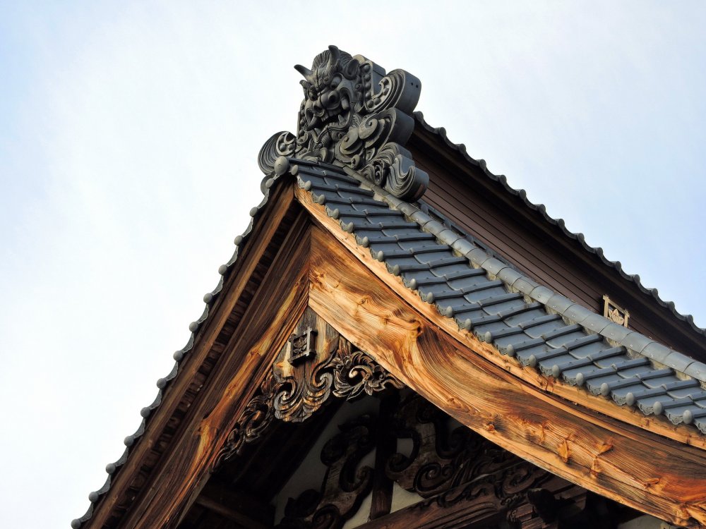 妙典寺の美しい屋根装飾