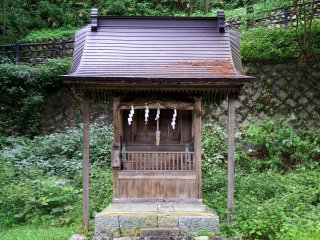 草むらの中に建つ小さな稲荷神社