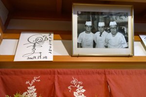ภาพของพ่อครัวซูชิที่เป็นสุดยอดฝีมือในร้านซึ่งสืบสานกิจการของตระกูลมากว่าร้อยปี ซึ่งร้านซูชิตำรับนี้เปิดบริการเป็นครั้งแรกในปี ค.ศ.1907 โน่นเลยทีเดียว