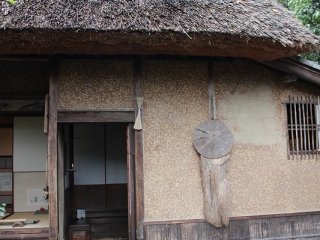 落柿舎本庵外観。江戸時代、この笠と蓑（みの）が壁にかかっていれば「在宅」、無ければ留守、という印であったという