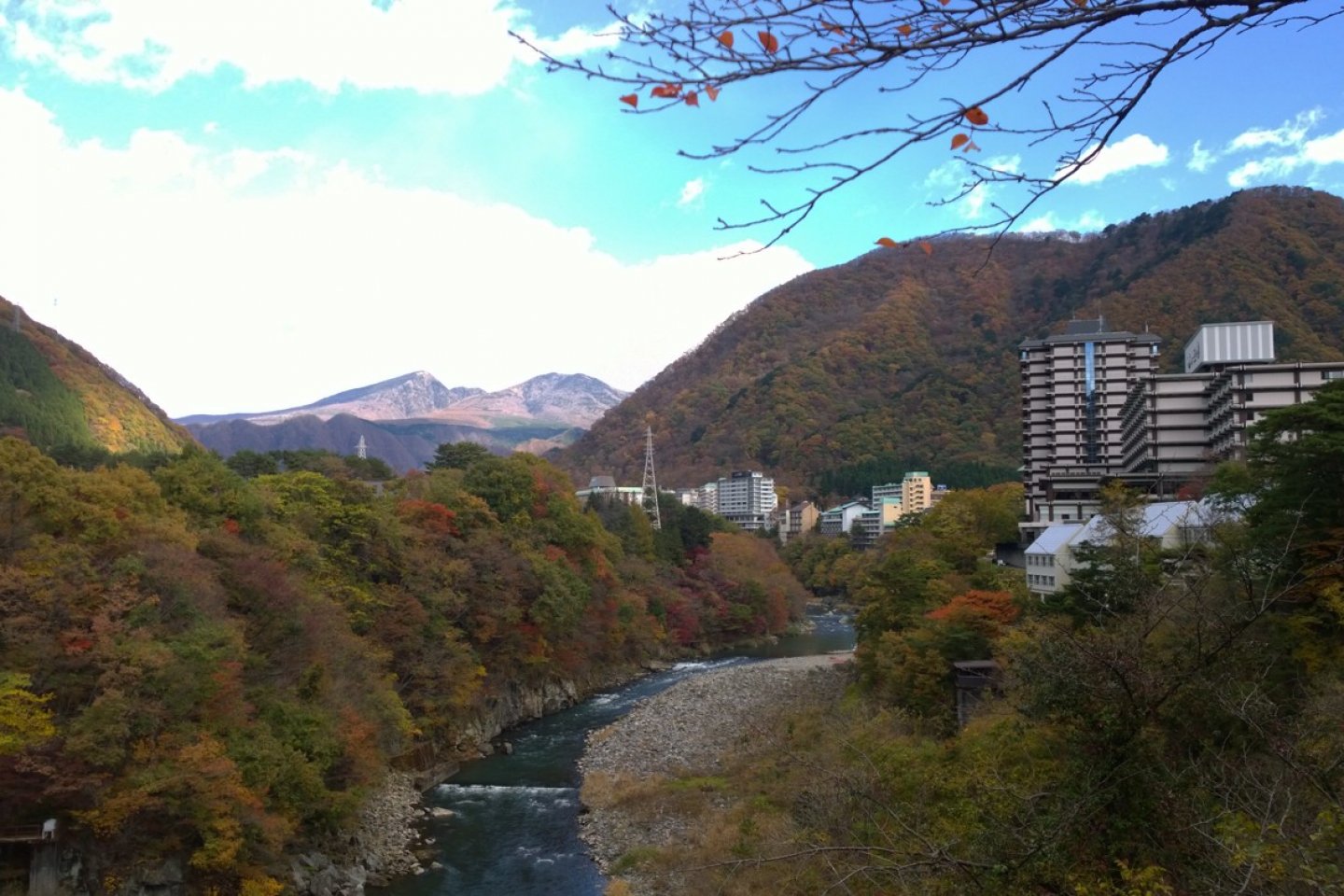 Kinugawa Onsen (鬼怒川温泉) เมืองแห่งออนเซนชื่อดังที่อยู่ไม่ไกลโตเกียวนัก สามารถนั่งรถไฟจากโตเกียวไปแช่น้ำร้อนสบายๆ ได้ในเวลาเพียง 1-2 ชั่วโมงเท่านั้น ซึ่งเมืองแห่งบ่อน้ำร้อนแห่งนี้ตั้งอยู่ริมแม่น้ำคินุ (Kinu River) ใน จ.โทชิกิ (Tochigi)