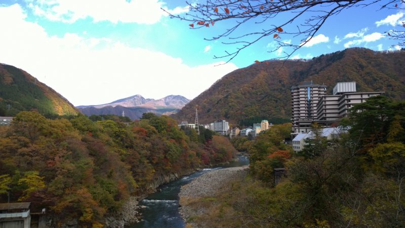 <p>Kinugawa Onsen (鬼怒川温泉) เมืองแห่งออนเซนชื่อดังที่อยู่ไม่ไกลโตเกียวนัก สามารถนั่งรถไฟจากโตเกียวไปแช่น้ำร้อนสบายๆ ได้ในเวลาเพียง 1-2 ชั่วโมงเท่านั้น ซึ่งเมืองแห่งบ่อน้ำร้อนแห่งนี้ตั้งอยู่ริมแม่น้ำคินุ (Kinu River) ใน จ.โทชิกิ (Tochigi)</p>