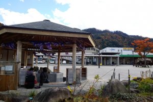 ที่สถานี&nbsp;Kinugawa Onsen (鬼怒川温泉) นั้นยังมีจุดสปาเท้าไว้ให้แช่น้ำร้อนแบบสาธารณะซึ่งเป็นบริการฟรีของเมืองอีกด้วย สามารถนั่งแช่เท้าอุ่นๆ ไปพร้อมๆ กับวิวสวยๆ ได้ง่ายๆ และสะดวกสบาย