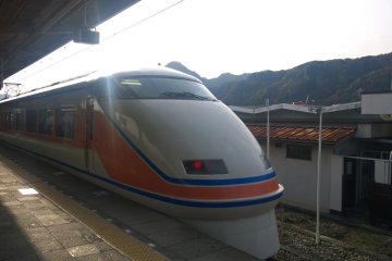 <p>รถไฟด่วนพิเศษขบวน Limited Express ของ Tobu ที่วิ่งตรงจาก Asakusa สู่สถานี&nbsp;Kinugawa Onsen เพื่อเพิ่มความสะดวกสบายและรวดเร็วให้กับนักท่องเที่ยวที่ต้องการมาสัมผัสเมืองแห่งออนเซนนี้</p>