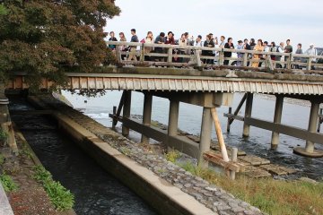 <p>Мост&nbsp;Тогёцукё очень популярен среди туристов.</p>