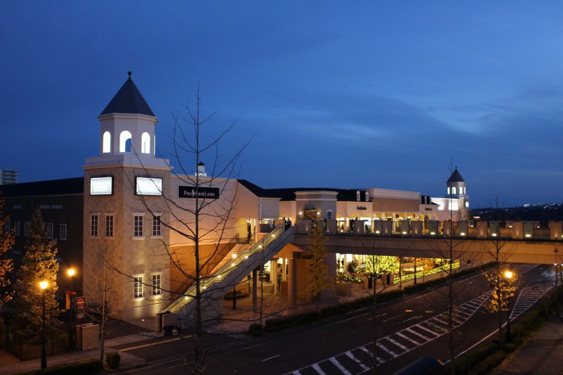<p>&nbsp;Izumi Outlet and the shopping mall &quot;Tapio&quot; in twilight</p>