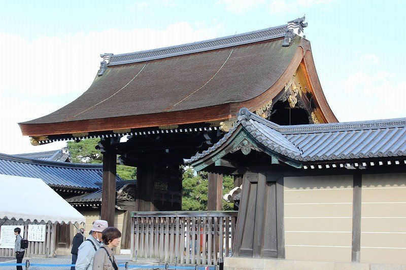 القصر الإمبراطوري في كيوتو مفتوح للجمهور مرتين في سنة في هذة الأيام يتم دخول الزائرين من بوابة جيشومون.