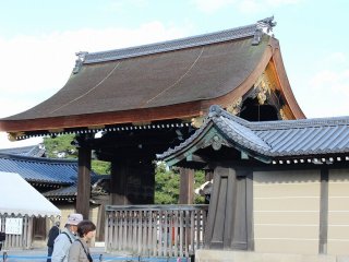 一年に二度、京都御所が一般公開される。その際は、この宜秋門（ぎしゅうもん）から入る