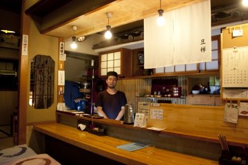 <p>นี่แหละเชฟฝีมือเยี่ยม&nbsp;Minoru Yonegawa ที่ดูแลร้านและทำราเม็งสดใหม่ทุกชามเสิร์ฟลูกค้าด้วยตัวเอง</p>