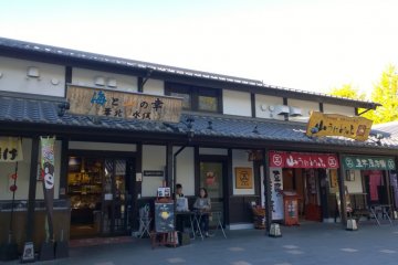 <p>ร้านค้ามากมายหลากหลายประเภทเรียงรายกันอยู่ในบริเวณ&nbsp;Sakurano Baba &ndash; Josaien (Sakuranokouji)</p>