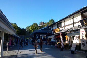 <p>อุกหนึ่งมุมสวยๆ ของ&nbsp;Sakurano Baba &ndash; Josaien (Sakuranokouji) ที่เผยให้เห็นวิวปราสาทคุมาโมโต้ด้านหลัง</p>