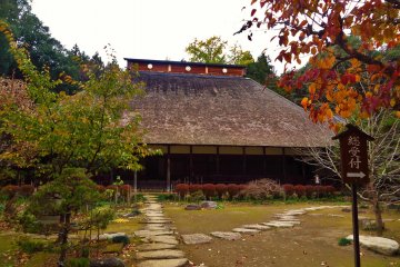 <p>Daiyuji&#39;s main building with its traditional thatched roof</p>